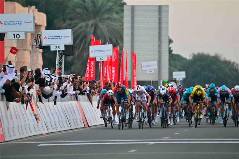 Jonathan Milan (Zweiter von links im Lidl-Trek-Trikot) gewann am Donnerstag den Sprint der UAE-Tour
