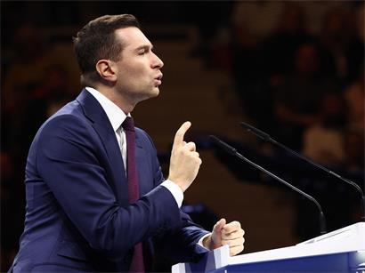 Jordan Bardella reste président du RN, tandis que Marine Le Pen vise l’Elysée