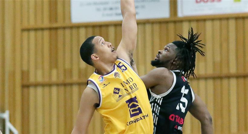 Jordan Dallas (in Gelb) und Steinsel wollen sich auch am Samstag gegen Moses Greenwood (in Schwarz) und den T71 durchsetzen
