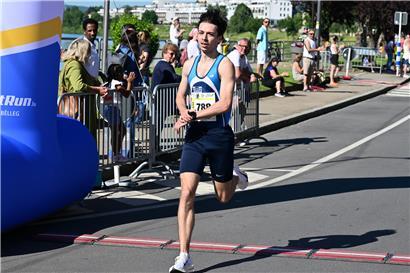 Jory Teixeira beim Zieleinlauf mit Siegerpose nach 15:15 Minuten Laufzeit
