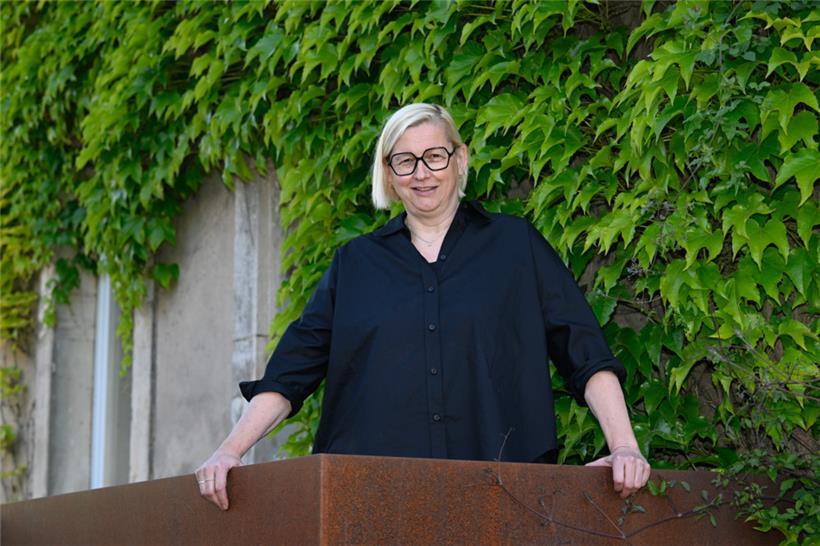 Josée Hansen am Dienstagvormittag im Garten der Maison Mousset in der rue de Luxemburg, wo der Escher „Service culture“ untergebracht ist 
