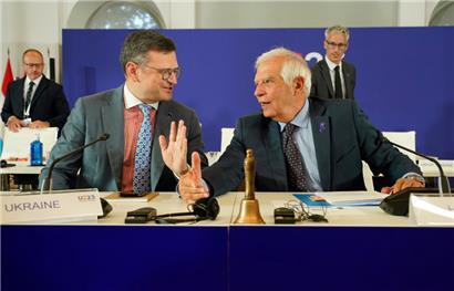 Josep Borrell (r.), EU-Außenbeauftragter, und Dmytro Kuleba, Außenminister der Ukraine, am zweiten Tag des Treffens der EU-Außenminister in Toledo
