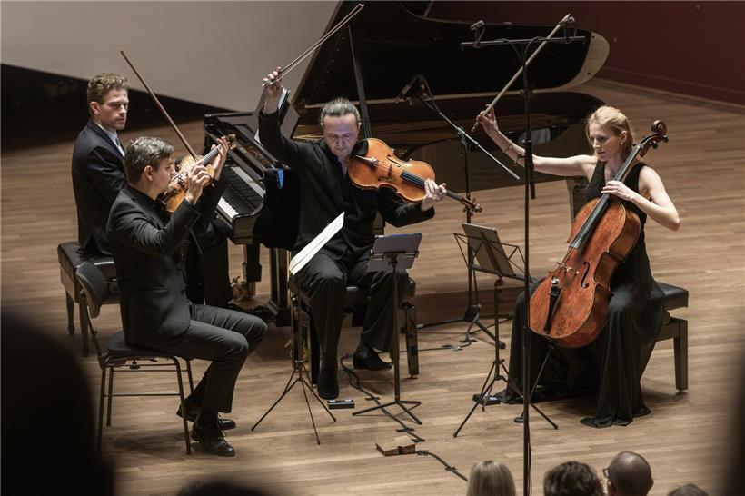Anne-Sophie Mutter enttäuscht, das LPO und die Solistes Européens glänzen Vier Musizierende begeistern das Publikum beim lebendigen Konzert des SEL mit mitreißender Live-Musik