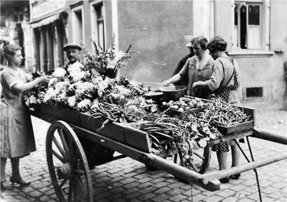Joseph und Léa Wetzel 1930 beim Straßenverkauf in Ettelbrück
