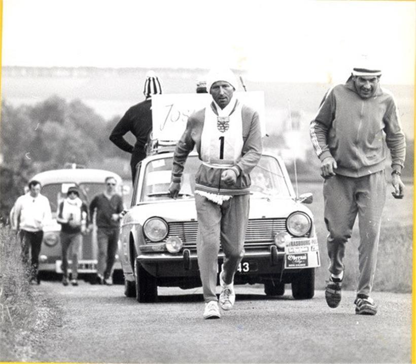 Josy Simon gewann Strasbourg-Paris, den längsten Gehwettbewerb der Welt, der später in entgegengesetzter Richtung von Paris nach Colmar ausgetragen wurde, gleich viermal, in den Jahren 1971, 1972, 1975, 1978
