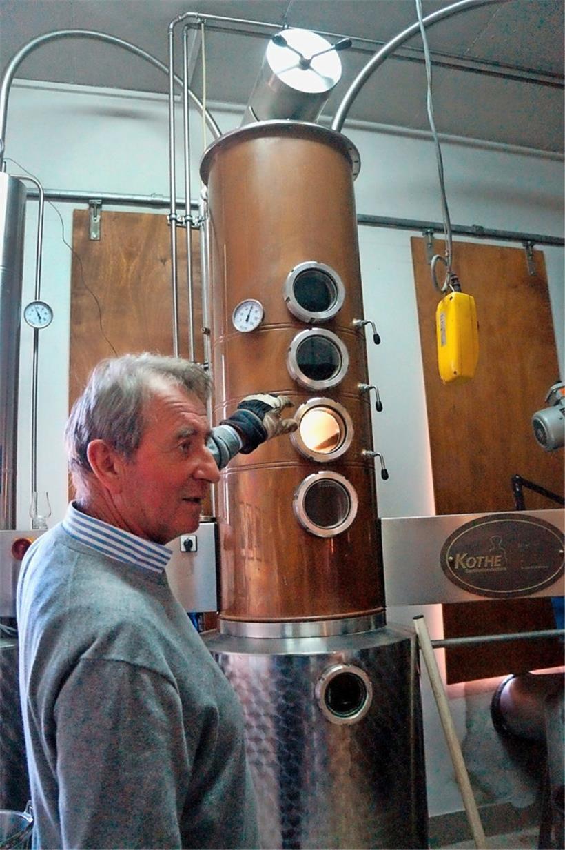 Josy Zenner erklärt den Destillationsvorgang in der Brennanlage