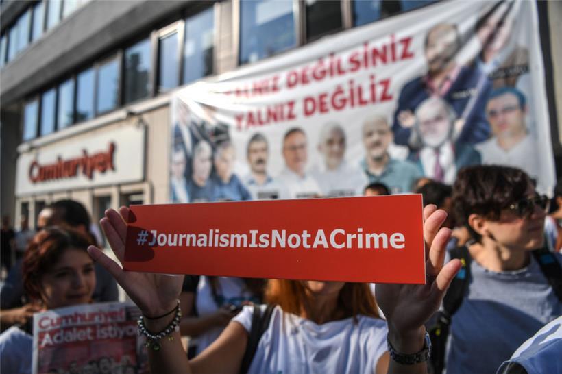 Journalismus ist kein Verbrechen: Eine türkische Journalistin verteidigt ihre Arbeit bei einer Demonstration im Jahr 2017
