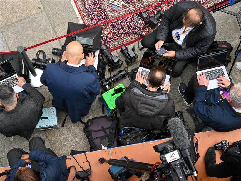 Journalisten arbeiten live am Tag des Thronwechsels, berichten über historische Zeremonie und königliche Ereignisse