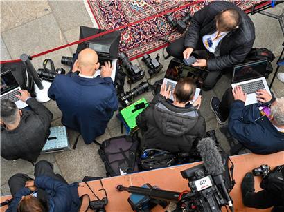 Journalisten arbeiten live am Tag des Thronwechsels, berichten über historische Zeremonie und königliche Ereignisse