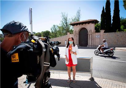 Journalisten haben sich bereits vor dem Marivent-Palast in Palma de Mallorca in Stellung gebracht, um über die königliche Familie zu berichten, die dort ihre Sommerferien verbringen soll
