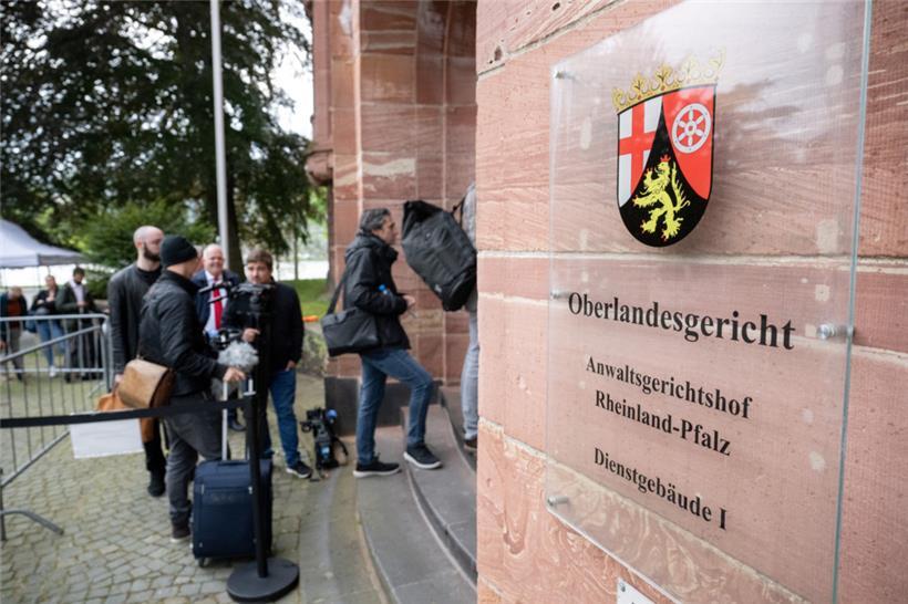Journalisten stehen vor Prozessbeginn vor dem Oberlandesgericht an
