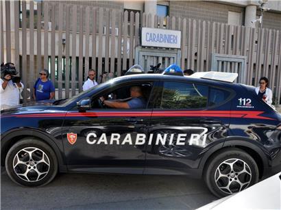 Carabinieri-Auto fährt vor italienischem Polizeigebäude, Journalisten dokumentieren Einsatzbeginn