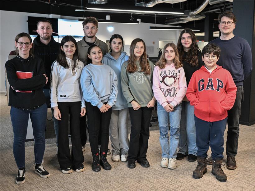 Journalistin Sandra Schmit und Journalist Georges Sold führen Heranwachsende und Erzieher der Maison Relais durch Redaktion