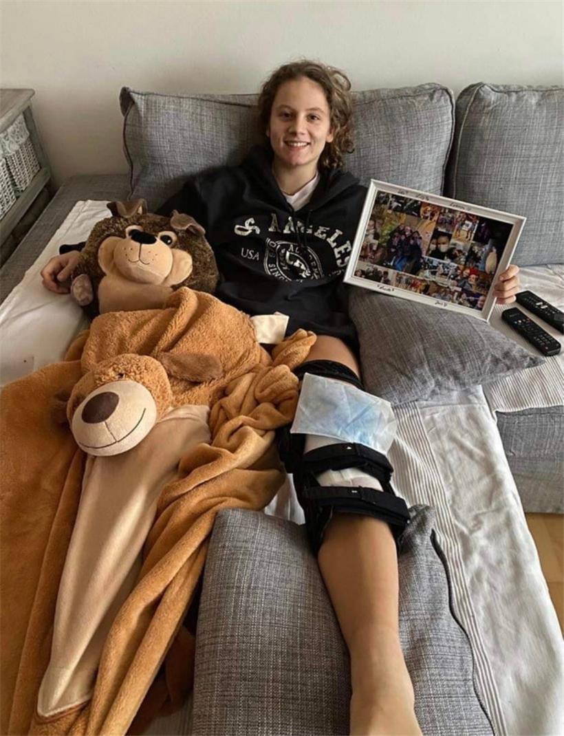 Joy Baum kurz nach ihrer Kreuzband-Operation
