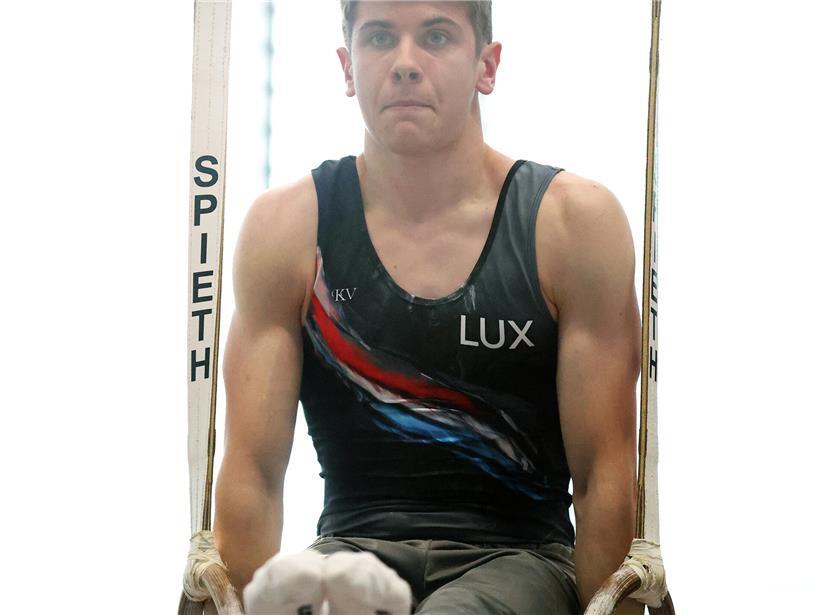 Joy Palermo trainiert an den Turnringen, zeigt Kraft und Technik im Geräteturnen.