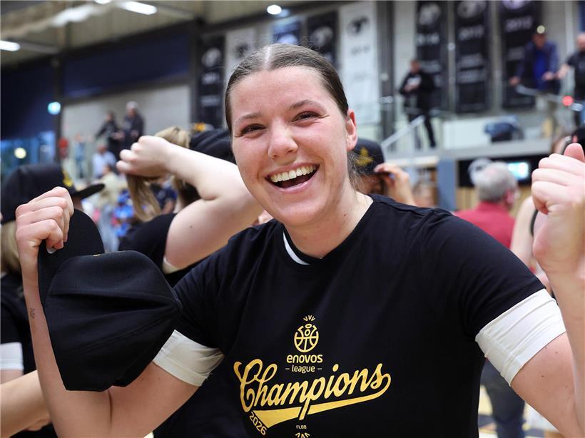 Svenia Nürenberg jubelt über ihren ersten Titelgewinn mit den T71-Damen im Handballspiel