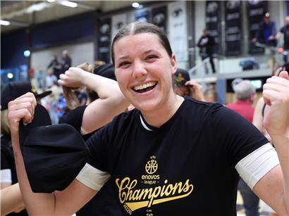 Svenia Nürenberg jubelt über ihren ersten Titelgewinn mit den T71-Damen im Handballspiel