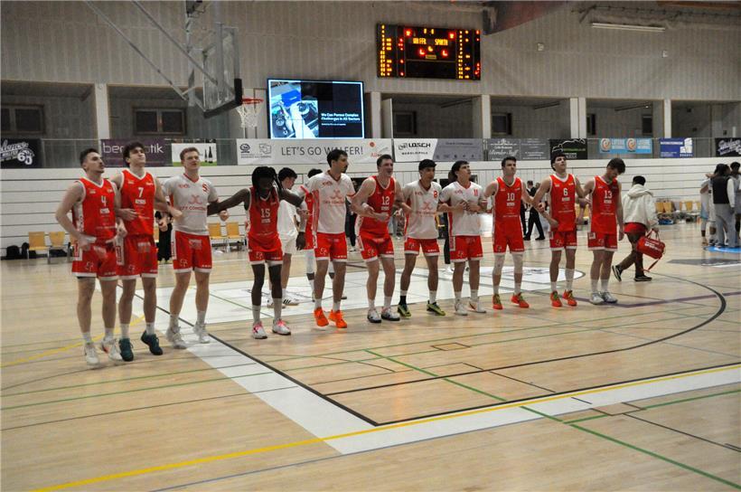 Sparta-Spieler feiern Jubel nach Sieg und sichern sich drittes Spiel gegen Walferdingen im spannenden Handball-Duell