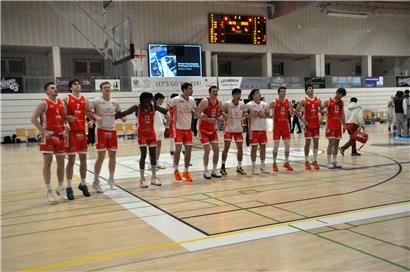 Sparta-Spieler feiern Jubel nach Sieg und sichern sich drittes Spiel gegen Walferdingen im spannenden Handball-Duell