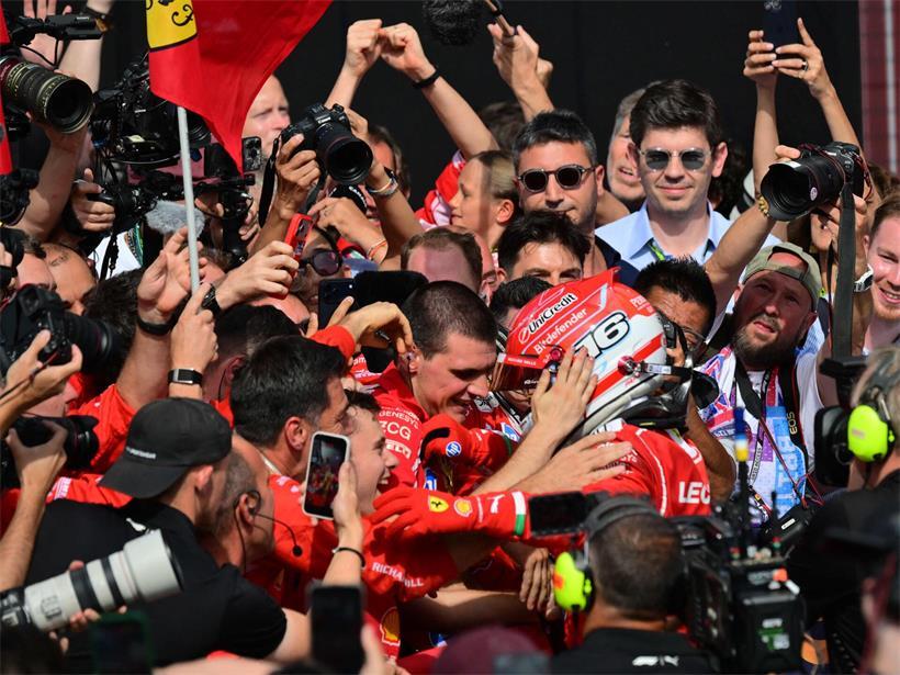 Ferrari-Team jubelt in roten Outfits über Charles Leclercs Formel-1-Sieg beim Rennen
