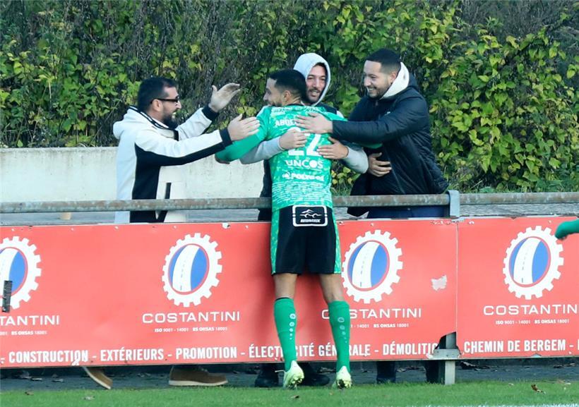 Jubel mit den Fans: Der Mondorfer Abdelkadous feierte den 1:1-Ausgleich gegen den Progrès mit bekannten Zuschauern
