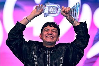 Jubel, ohne gleich die Trophäe zu beschädigen: Johannes Pietsch – JJ – hat mit  „Wasted Love“ den ESC gewonnen
