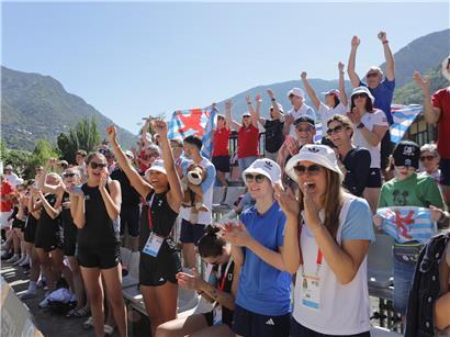 Jubelnde Athleten mit Medaillen bei Sportevent in Monaco, Feier und Sieg auf internationaler Bühne