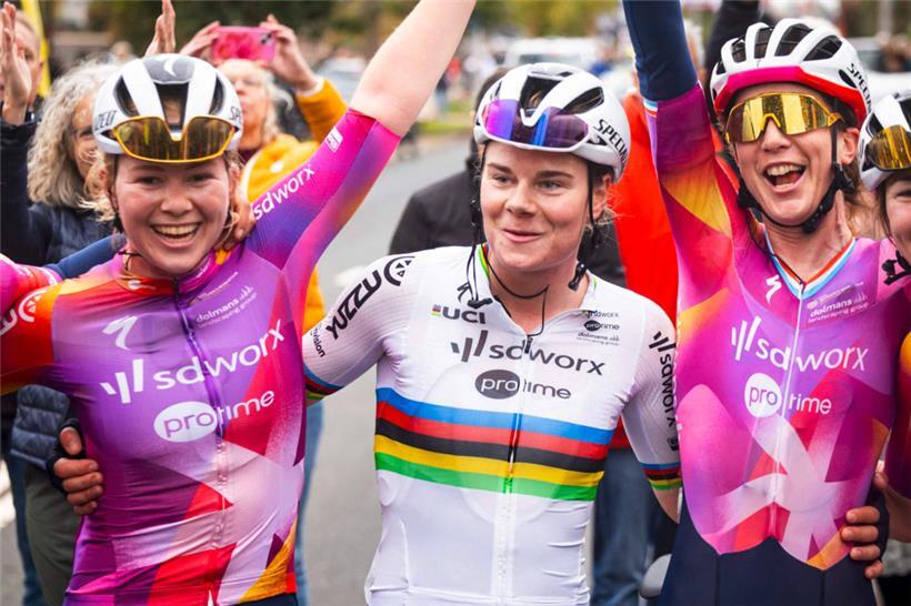 Jubel zum Abschluss: Weltmeisterin Lotte Kopecky gewann am Sonntag die Simac Ladies Tour – auch Dank der Hilfe von Majerus (rechts)
