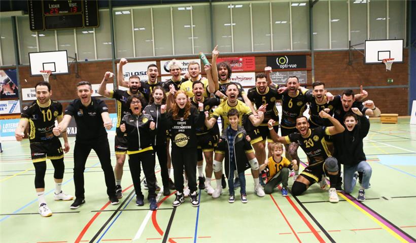 Jubelnder Pokalsieger: die Mannschaft aus Strassen
