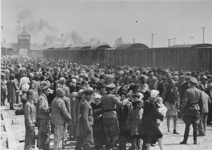 Jüdinnen und Juden aus Ungarn während der Selektion in Auschwitz-Birkenau. Frauen mit Kindern werden direkt in die Gaskammern geschickt.
