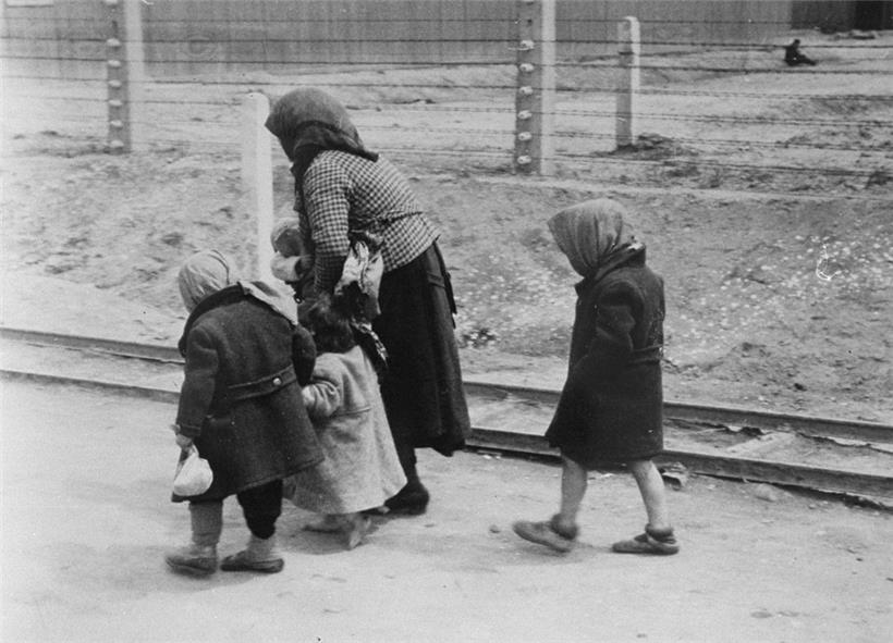 Jüdische Frau mit vier kleinen Kindern in Auschwitz-Birkenau auf dem Weg in die ...