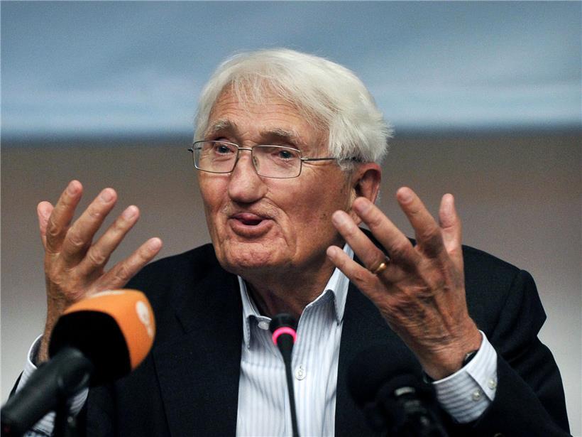 Jürgen Habermas spricht auf Pressekonferenz vor Journalisten in Athen, August 2013, Philosophie und Gesellschaft