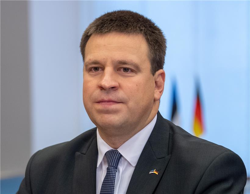 Jüri Ratas, Premierminister von Estland, aufgenommen bei einem Treffen mit der deutschen Verteidigungsministerin
