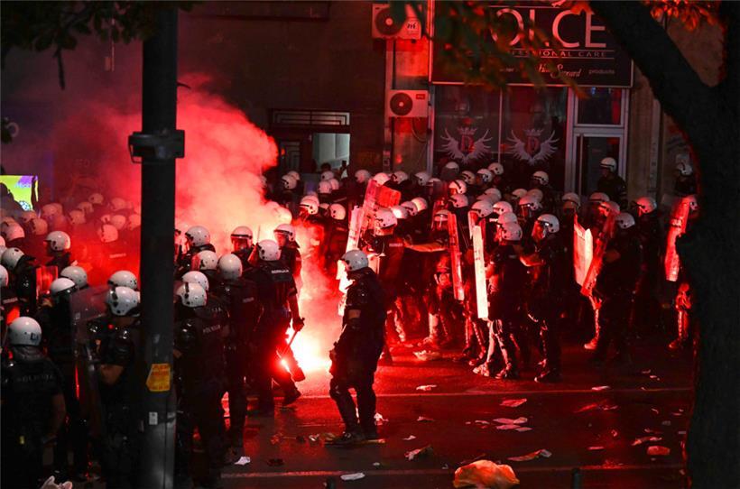 Jugendliche Regierungskritiker werden von Regierungspolitkern und ihren Propagandamedien zu „Terroristen“ erklärt, von der Polizei verprügelt und auf Geheiß der von der Regierungspartei weitgehend gleichgeschalteten Staatsanwaltschaft hinter Gitter gesteckt
