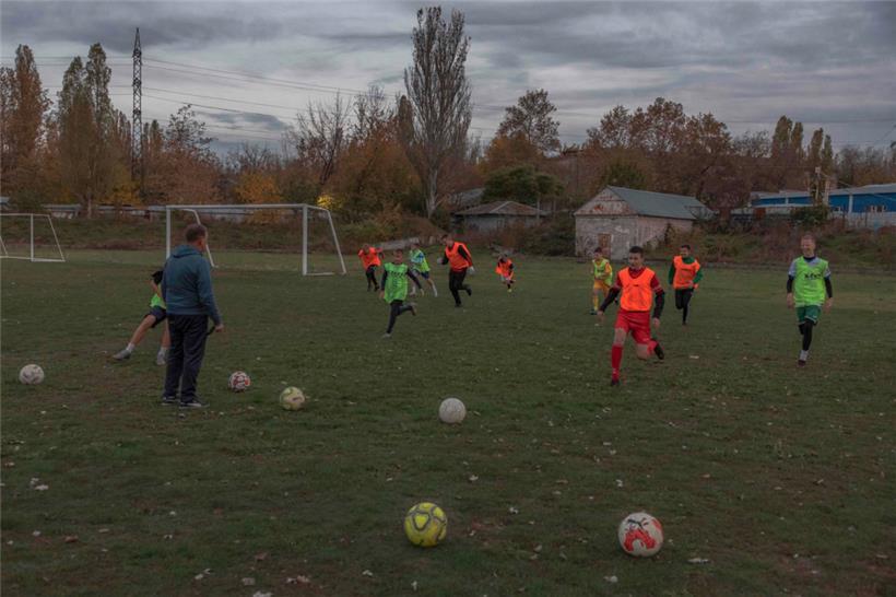 Jugendliche auf einem Fußballplatz in der südlichen Stadt Cherson, inmitten der russischen Invasion in der Ukraine.
