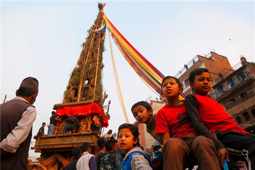 Jugendliche, die sich für die Volontariate des SNJ entscheiden, erhalten nicht nur die Möglichkeit, im Ausland zu arbeiten, sondern lernen auch fremde Kulturen kennen. In Nepal können sie zum Beispiel dem Wagen-Festival in Kathmandu beiwohnen, bei dem Buddhisten wie Hindus für Regenfall und gute Ernte beten.
