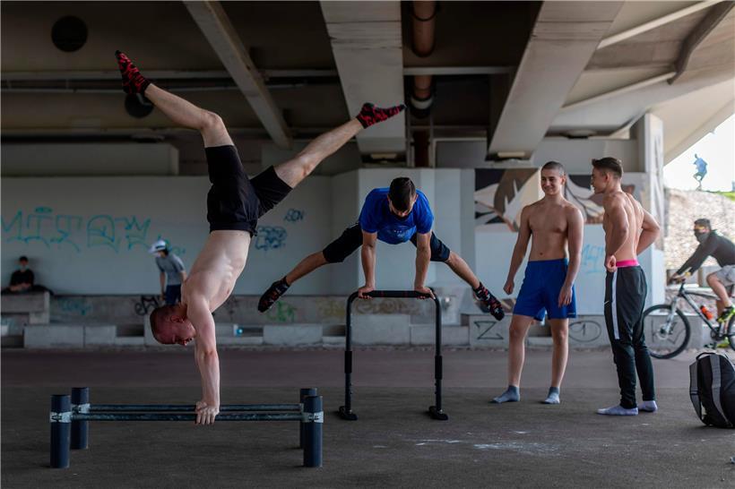 Jugendliche trainieren draußen in Warschau – ab Samstag müssen nicht einmal mehr in Fitnesszentren Masken getragen werden 
