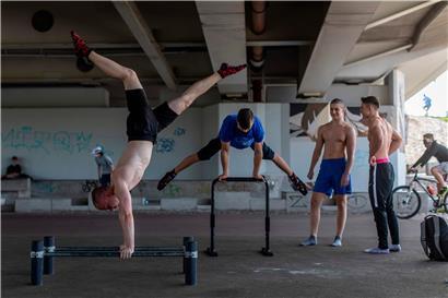 Jugendliche trainieren draußen in Warschau – ab Samstag müssen nicht einmal mehr in Fitnesszentren Masken getragen werden 
