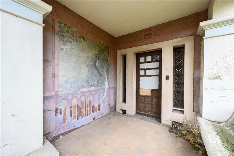 Jugendstilelemente am kunstvoll gestalteten Eingangsbereich der historischen Villa Koppes in Altwies