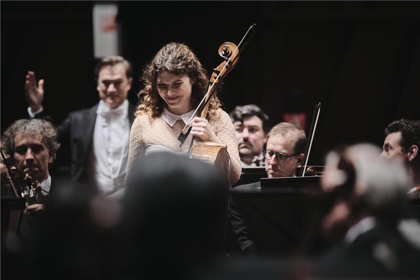 Von Aha-Erlebnissen und einer spannenden Winterreise Cellistin Julia Hagen spielt leidenschaftlich Cello bei klassischem Konzert auf Bühne