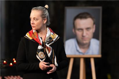Julia Nawalnaja, Witwe von Alexej Nawalny, geht zum Ende eines Gottesdiensts in der St. Marienkirche für den verstorbenen russischen Oppositionspolitiker Nawalny an dessen Geburtstag von seinem Bild weg, nachdem sie eine Kerze angezündet hat+

