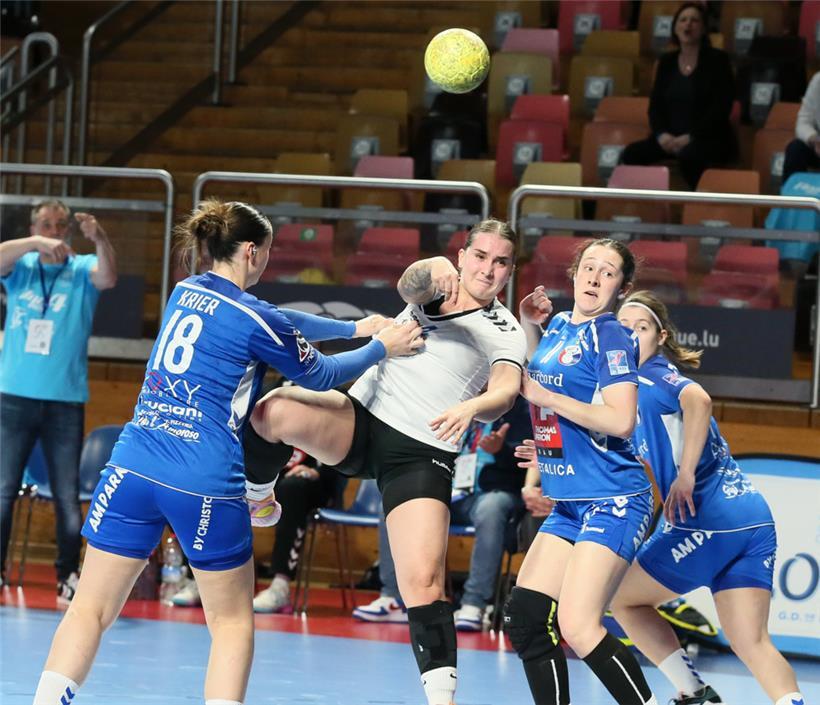 Julia Pereira (in Weiß) und Diekirch konnten nur eine Halbzeit mit dem HBD mithalten
