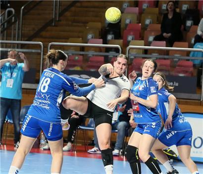 Julia Pereira (in Weiß) und Diekirch konnten nur eine Halbzeit mit dem HBD mithalten
