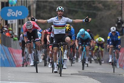 Julian Alaphilippe (vorne) durfte bei der Zieleinfahrt zum ersten Mal in dieser Saison jubeln

