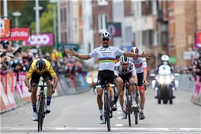 Julian Alaphilippe wähnte sich bereits als Sieger: Den voreiligen Jubel seines Kontrahenten nutzte Primoz Roglic aus und zog noch am verdutzten Franzosen vorbei.
