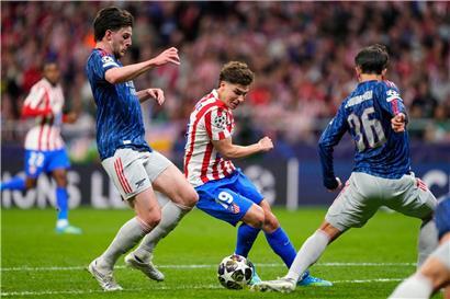 Julian Alvarez erzielt nach der Halbzeitpause den Ausgleich für Atlético Madrid im Fußballspiel