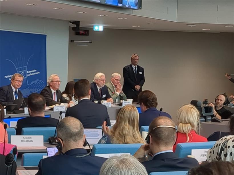 Julian Assange bei seinem ersten öffentlichen Auftritt nach seiner Haft