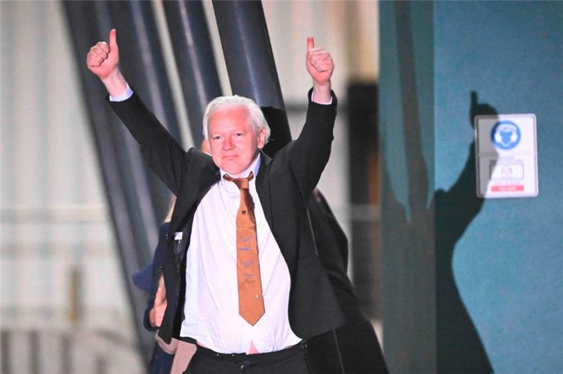Julian Assange feiert seine Ankunft in Australien 
