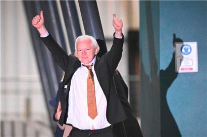 Julian Assange feiert seine Ankunft in Australien 
