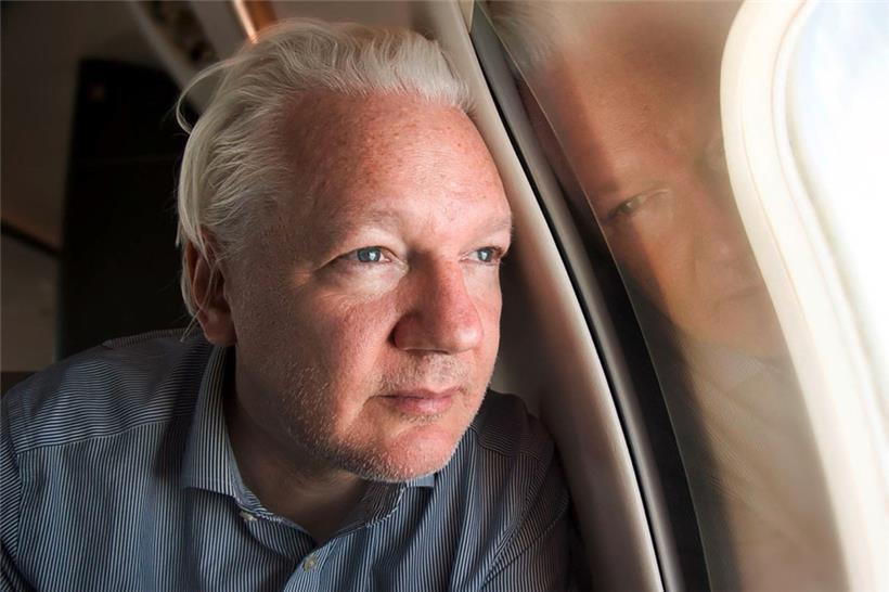 Julian Assange gestern auf dem Flug nach Bangkok
